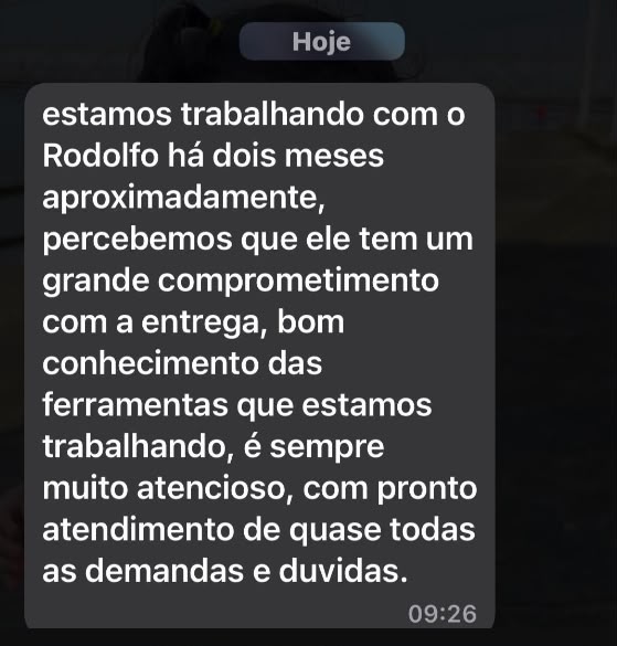Depoimento de cliente elogiando o comprometimento e o atendimento do Rodolfo